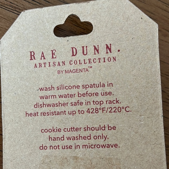 Rae Dunn Christmas spatula & cookie cutter - Picture 5 of 5